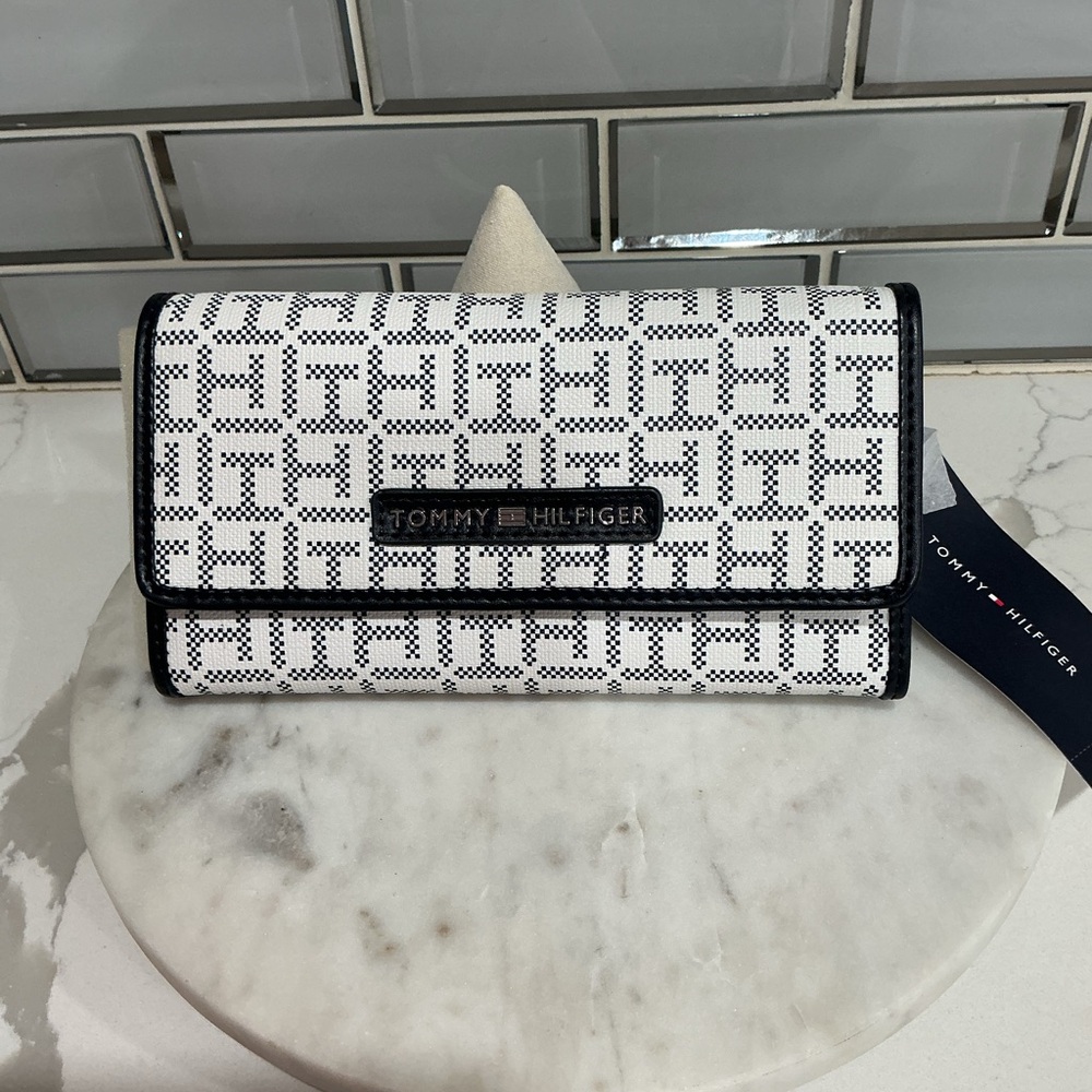 Tommy Hilfiger White & Black Logo Continental Wallet